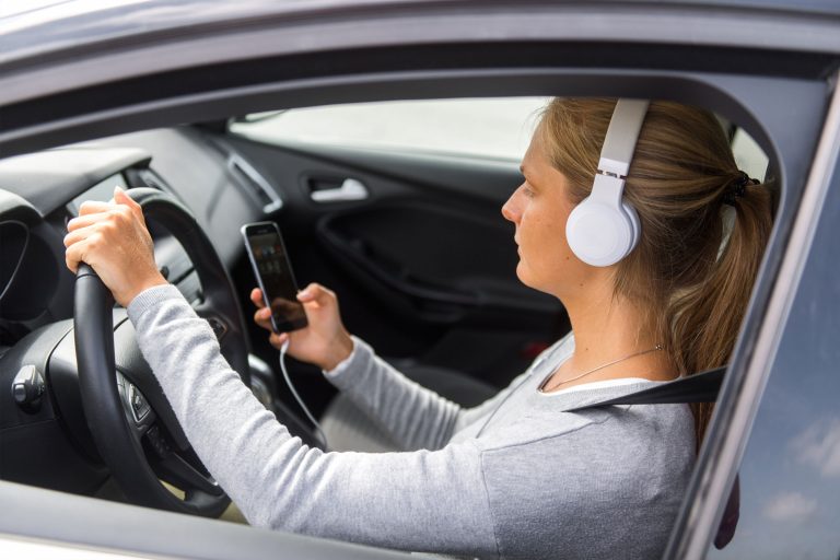 Mehr über den Artikel erfahren Ablenkung am Steuer: Das unterschätzte Risiko moderner Fahrzeugtechnologien