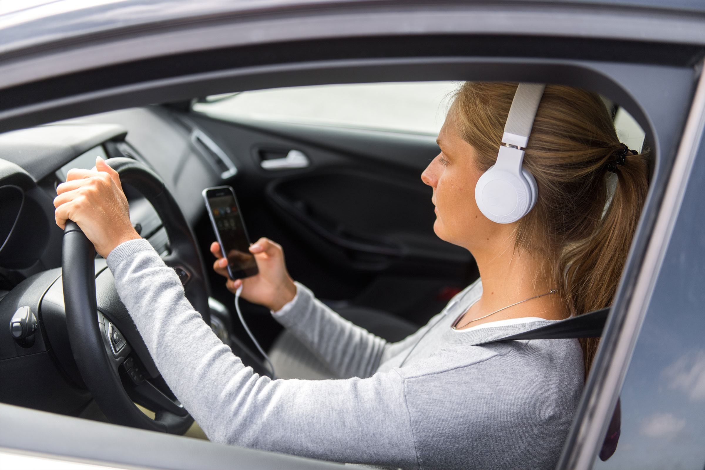 Ablenkung am Steuer: Das unterschätzte Risiko moderner Fahrzeugtechnologien