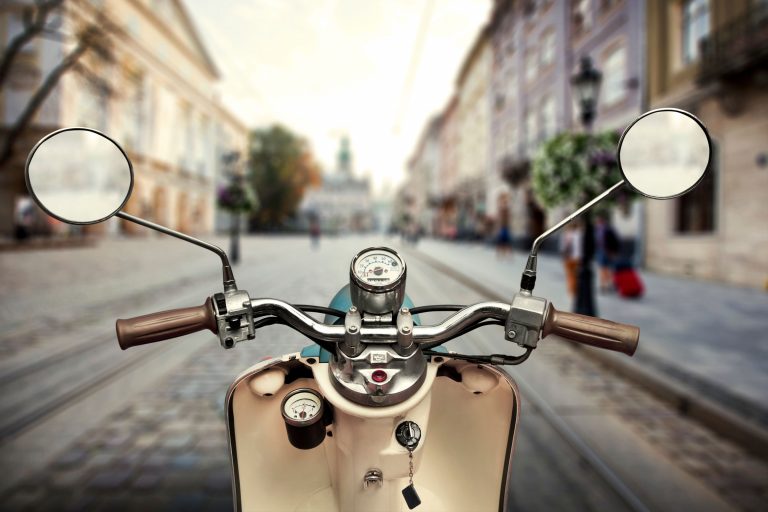 Mehr über den Artikel erfahren Die Renaissance der Moped-Kultur: Mash führt fußgeschaltete Scrambler 50 ein