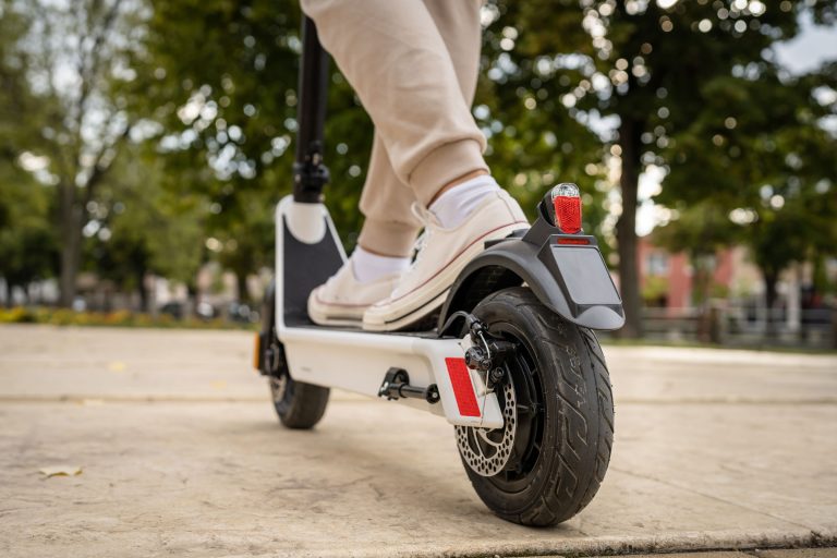 Mehr über den Artikel erfahren Sicherheitsregeln für E-Scooter: So bleiben Sie sicher im Straßenverkehr