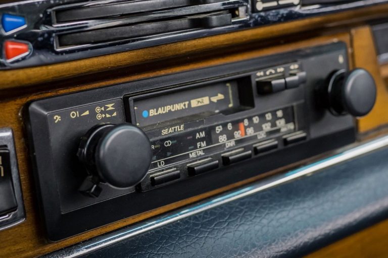 Mehr über den Artikel erfahren Blaupunkt Hamburg SQM 23 DAB: Retro-Design trifft auf moderne Audiotechnik