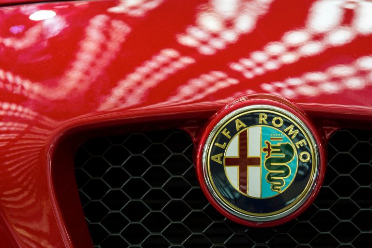 Mehr über den Artikel erfahren Alfa Romeo enthüllt neues E-SUV Milano Elettrica mit innovativer Antriebstechnik