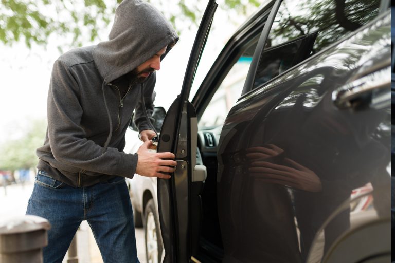 Mehr über den Artikel erfahren Autodiebstahl und Fahrzeugaufbruch: Präventive Maßnahmen und Versicherungsschutz