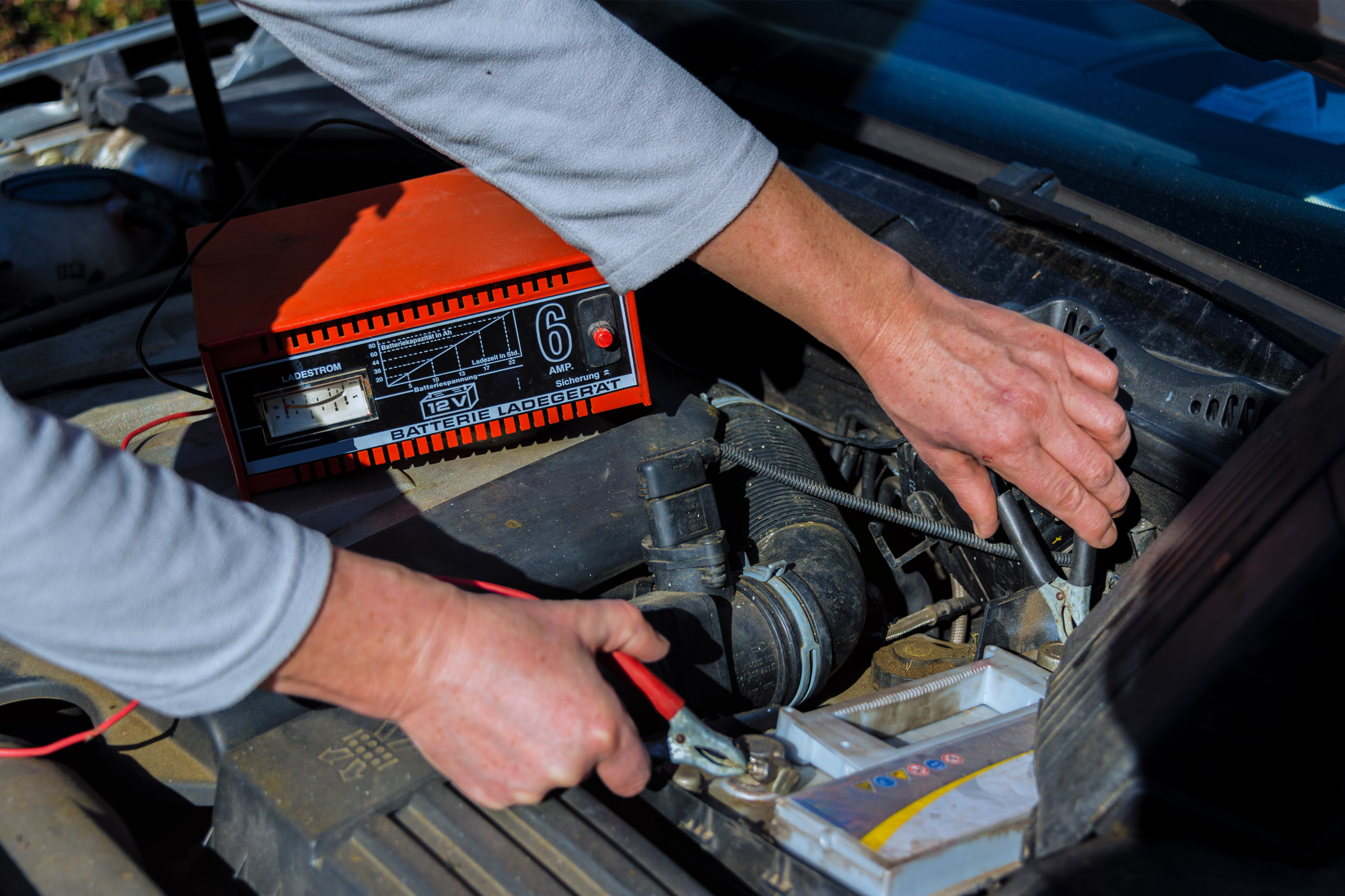 Effiziente Autobatterie-Ladegeräte unter 90 Euro im Test