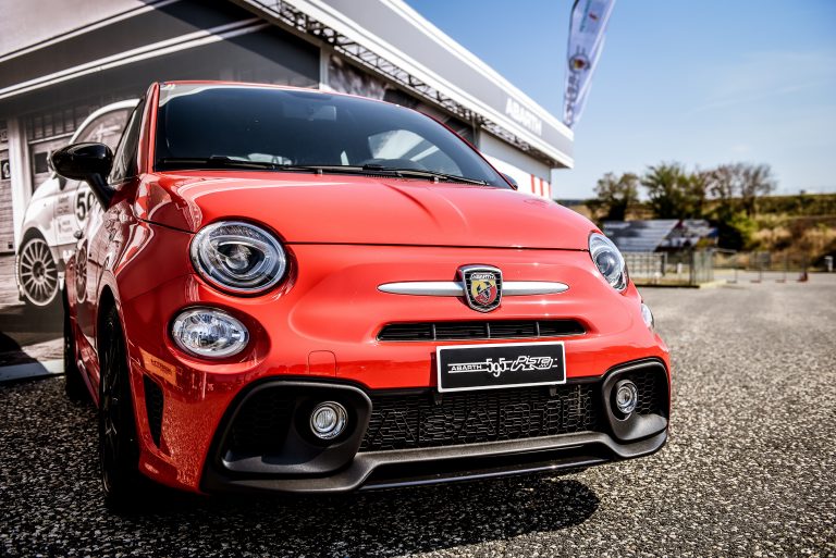 Mehr über den Artikel erfahren 75 Jahre Abarth: Die Legende lebt weiter