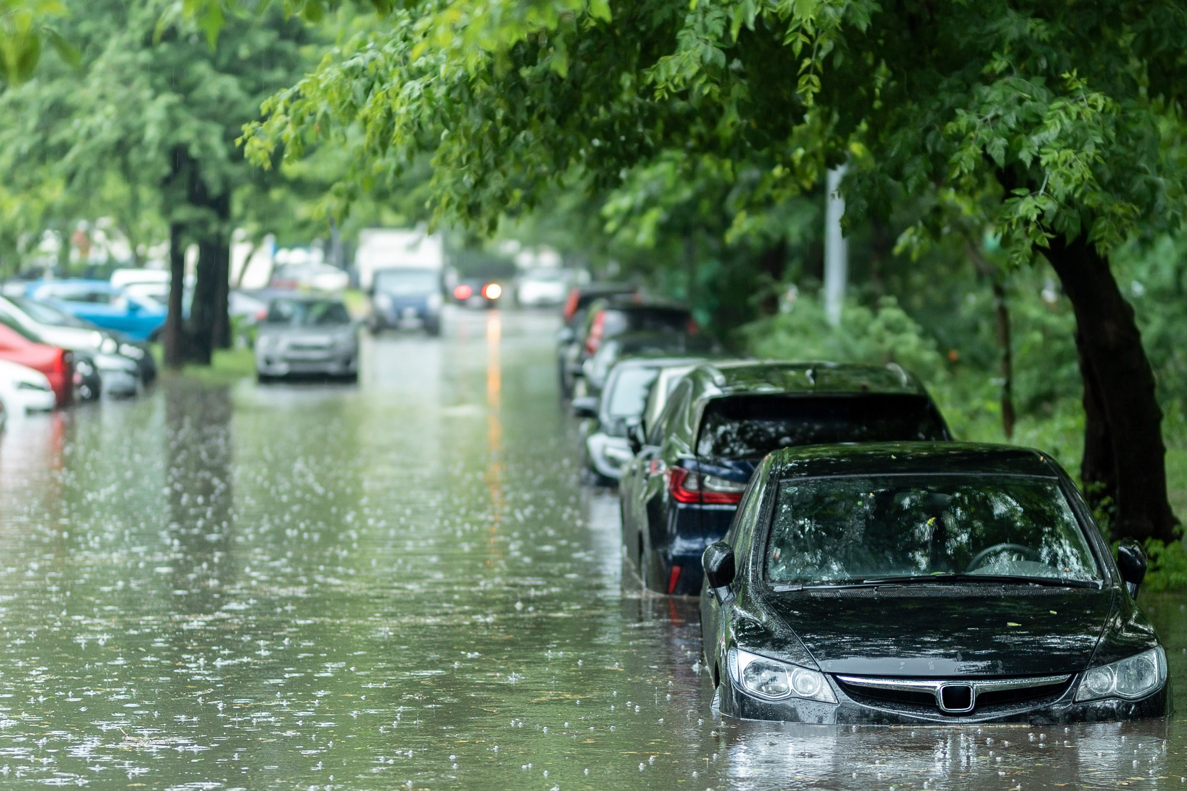 Mehr über den Artikel erfahren Was tun, wenn Ihr Auto in einer Überschwemmung absäuft? Wichtige Tipps zur Schadensbewältigung