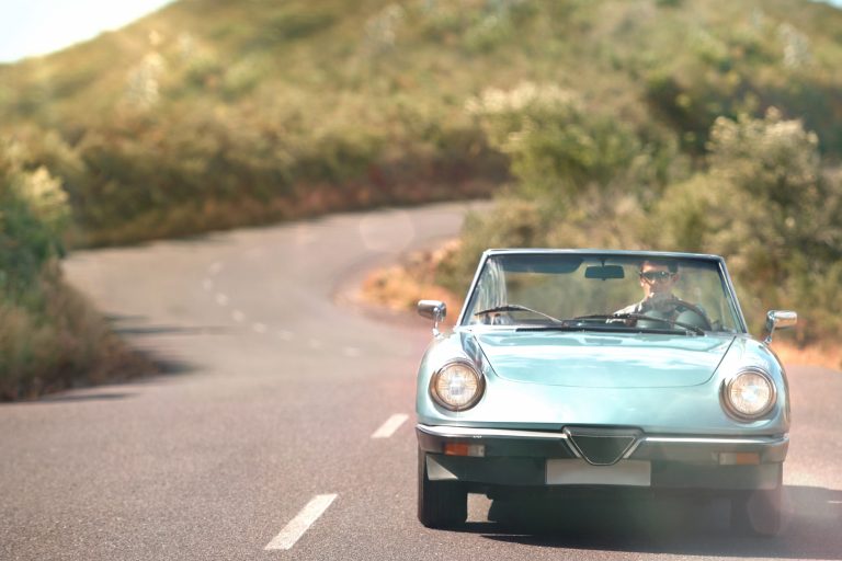 Mehr über den Artikel erfahren Tagfahrlicht: Sicher unterwegs in der Urlaubs- und Oldtimersaison